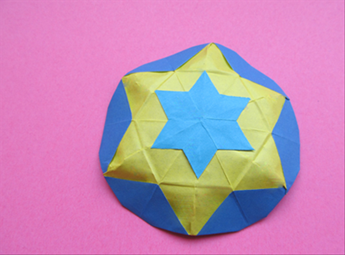 הכנת כיפות נייר בצורת מגן דוד לקישוט השולחן