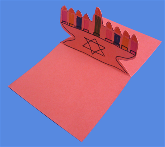 איך להכין כרטיס ברכה קופץ של מנורה לחנוכה (יצירה לילדים)