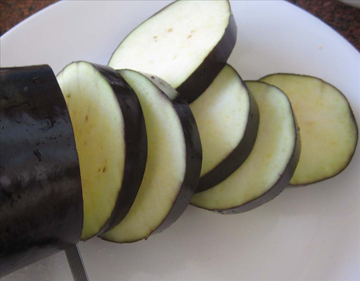 Delicious Baked Eggplant with Cheese: An Easy Vegetarian Recipe