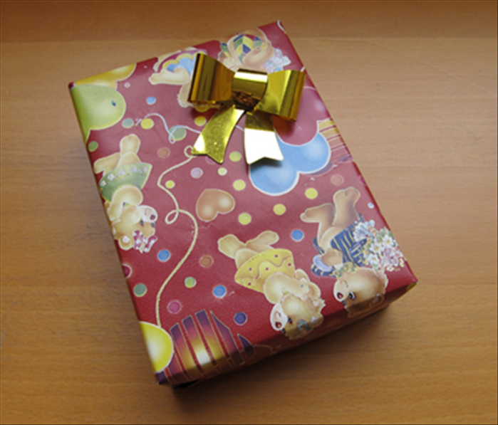 How to wrap a present – basic present wrap
