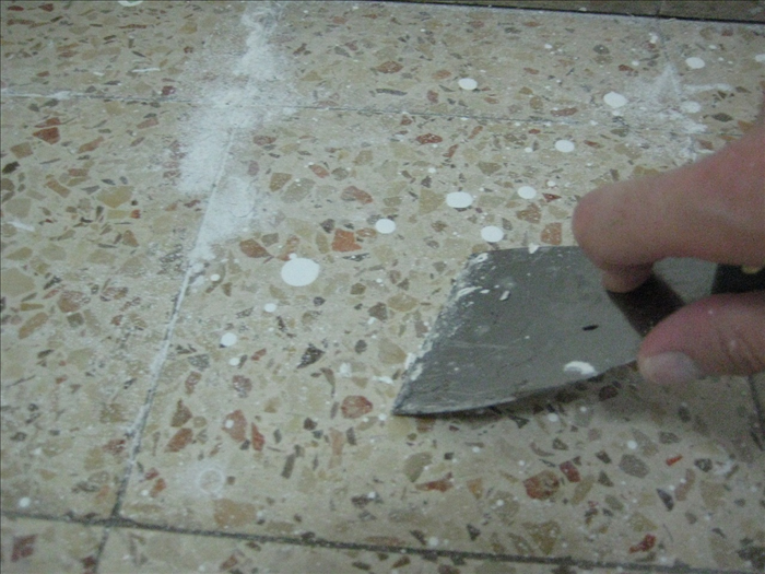איך להסיר צבע מרצפת החדר לאחר צביעת הקירות