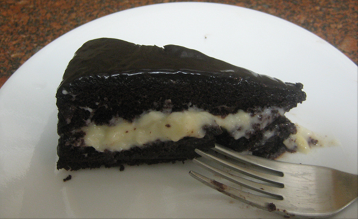 How to make a delicious Boston cream pie with a moist chocolate cake