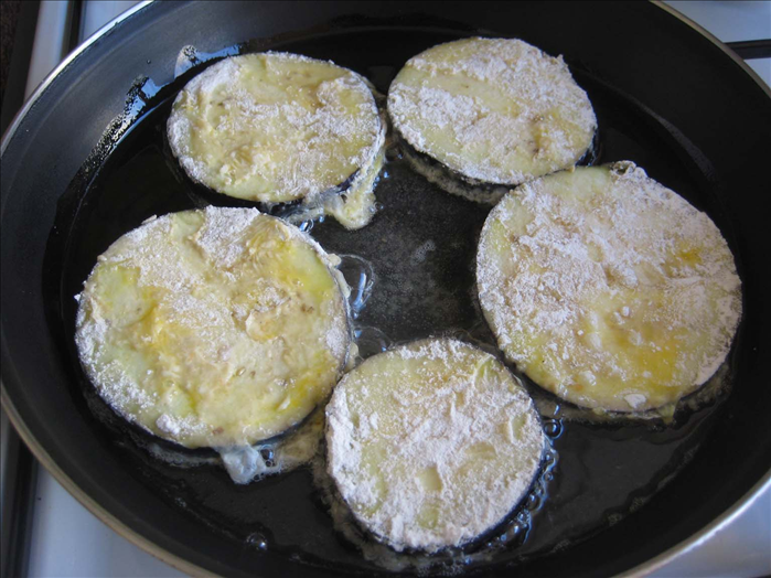 Delicious Baked Eggplant with Cheese: An Easy Vegetarian Recipe